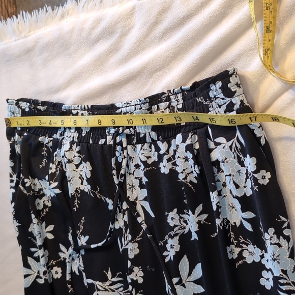 Women's Size Large SoHo Apparel Ltd Crop Black Stretch Pants With Floral Design - Picture 6 of 11